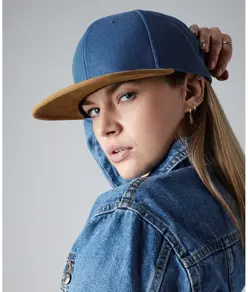 Snapback con visiera scamosciata Beechfield