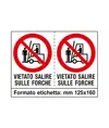 Adesivo 'vietato salire sulle forche'