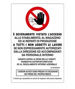 Cartelli di divieto 'è severamente vietato l'accesso allo stabilimento...'