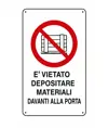 Cartelli di divieto  'è vietato depositare materiale davanti alle porte'