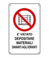 Cartelli di divieto  'è vietato depositare materiale davanti agli idranti'