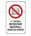 Cartelli di divieto  'è vietato depositare materiale davanti agli estintori''