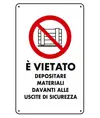 Cartelli di divieto  'è vietato depositare materiale davanti alle uscite di sicurezza'