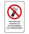 Cartelli di divieto  'vietato tenere accesi i telefoni cellulari per evitare interferenze con le attrezzature mediche'