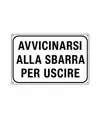 Cartello 'avvicinarsi alla sbarra per uscire'