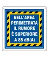 Cartello con scritta 'nell'area perimetrata il rumore è superiore a 85 dB(A)'
