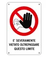 Cartello di divieto 'è severamente vietato oltrepassare questo limite'
