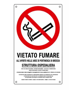 Cartello di divieto 'vietato fumare all'aperto delle aree di pertinenza di questa struttura ospedaliera'