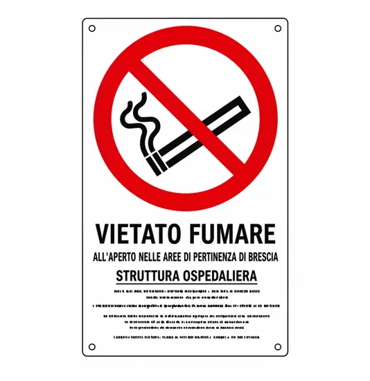 Cartello di divieto 'vietato fumare all'aperto delle aree di pertinenza di questa struttura ospedaliera'