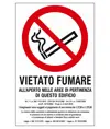 Cartello di divieto "Vietato fumare all'aperto nelle aree di pertinenza di questo edificio"
