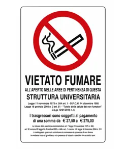 Cartello di divieto 'vietato fumare all'aperto nelle aree di pertinenza di questa struttura universitaria'