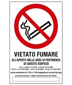 Cartello di divieto 'vietato fumare all'aperto nelle aree di pertinenza di questo edificio'