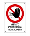 Cartello di divieto 'vietato l'ingresso ai non addetti'
