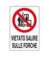 Cartello di divieto 'vietato salire sulle forche'