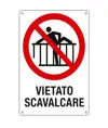Cartello di divieto 'vietato scavalcare'