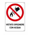 Cartello di divieto 'vietato spegnere con acqua'