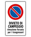 Cartello 'divieto di campeggio rimozione forzata per i trasgressori'