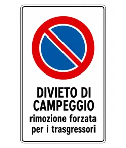 Cartello 'divieto di campeggio rimozione forzata per i trasgressori'