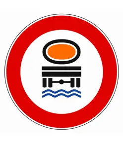 Cartello divieto di transito ai veicoli con merci contaminanti