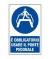 Cartello  è obbligatorio usare il ponte pedonale