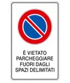 Cartello 'è vietato parcheggiare fuori dagli spazi delimitati'