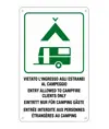 Cartello multilingue 'vietato l'ingresso agli estranei al camping'