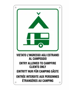 Cartello multilingue 'vietato l'ingresso agli estranei al camping'