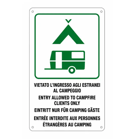 Cartello multilingue 'vietato l'ingresso agli estranei al camping'