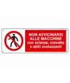 Cartello  non avvicinarsi alle macchine con sciarpe, cravatte o abiti svolazzanti