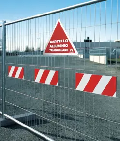 Cartello personalizzato in alluminio rinforzato formato triangolare