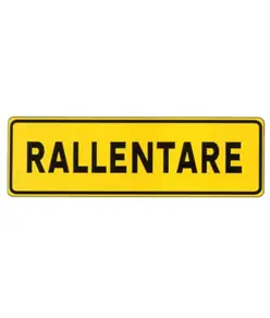 Cartello 'rallentare' in lamiera.