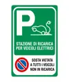 Cartello 'stazione di ricarica veicoli elettrici con divieto di sosta'