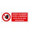 Cartello vietato  accedere oltre la barriera prima che sia stata tolta la tensione