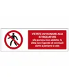 Cartello vietato  avvicinarsi alle attrezzature alle persone non addette
