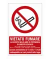 Cartello vietato  fumare all'aperto nelle aree di pertinenza di questo edificio
