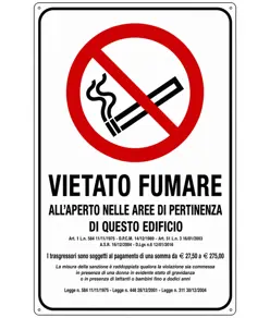 Cartello 'vietato fumare all'aperto nelle aree di pertinenza di questo edificio'