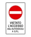 Cartello 'vietato l'accesso agli autoveicoli a g.p.l.'