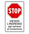 Cartello 'vietato l'ingresso agli estranei al condominio'