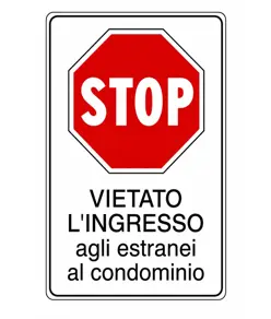 Cartello 'vietato l'ingresso agli estranei al condominio'