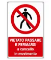 Cartello vietato  passare e fermarsi a cancello in movimento