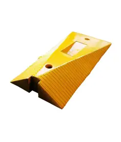 Cordolo stradale con birilli per delimitazione corsia