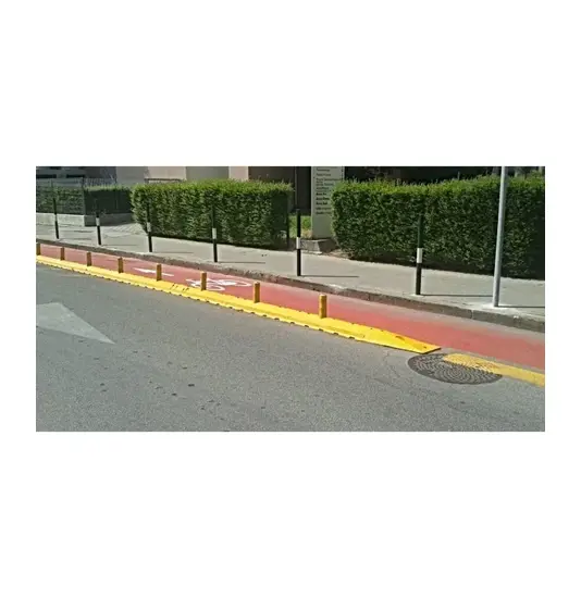 Cordolo stradale con birilli per delimitazione corsia