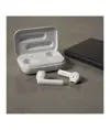 Auricolari bluetooth con scatola di ricarica e cavo di ricarica micro USB incluso.