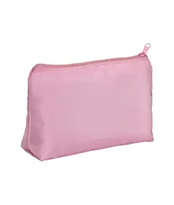 Beauty case in morbido poliestere. Chiusura con zip e fodera interna
