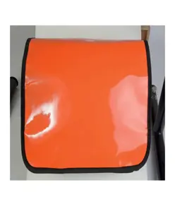 Cartella in poliestere 600D con tracolla regolabile e patta in PVC lucido