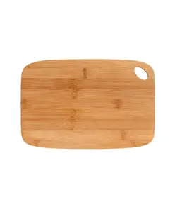 Tagliere da cucina in bambù con angoli arrotondatie foro per essere appeso.