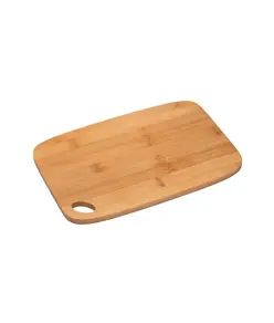 Tagliere da cucina in bambù con angoli arrotondatie foro per essere appeso.