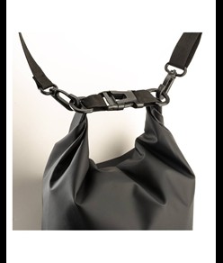 Borsa a tracolla waterproof in tarpaulin con tracolla regolabile