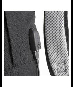 Zaino porta computer in poliestere 600D. Tasca principale porta pc e 3 tasche frontali