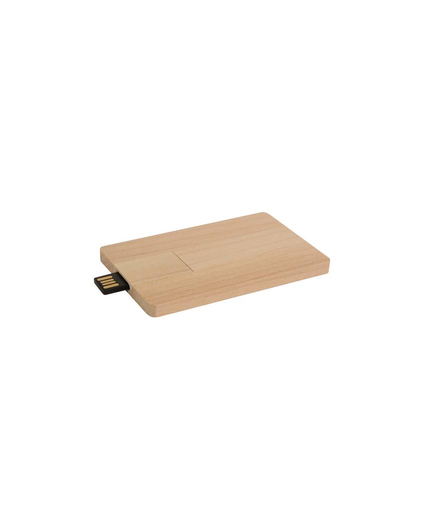 Chiavetta USB 4GB a forma di tessera in legno.